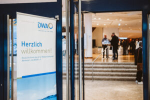 Deutsche Vereinigung für Wasserwirtschaft, Abwasser und Abfall e.V., DWA-LANDESVERBANDSTAGUNG 2023, Deutsche Vereinigung für Wasserwirtschaft, Abwasser und Abfall e.V. (DWA), DWA-LANDESVERBANDSTAGUNG 2023, Abwasserbehandlung, Spurenstoffstrategie, Nachhaltigkeit, Klimaanpassung, Innovative Technologien, Energieeffizienz, Abwasserwärme, Kläranlagenbetrieb, Kläranlagenerneuerung, Digitalisierung in der Abwasserwirtschaft, Phosphorelimination, Wasserwiederverwendung, Starkregen und Hochwasser, Antibiotikaresistenzen, Risikokommunikation, Urbanes Wassermanagement, 17.10.2023, Pforzheim (CongressCentrum), DEU

Foto: Sandy Dinkelacker